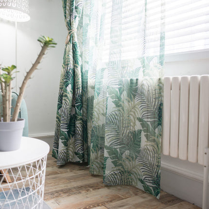 Tunn gardin med tropiskt palmbladsmönster