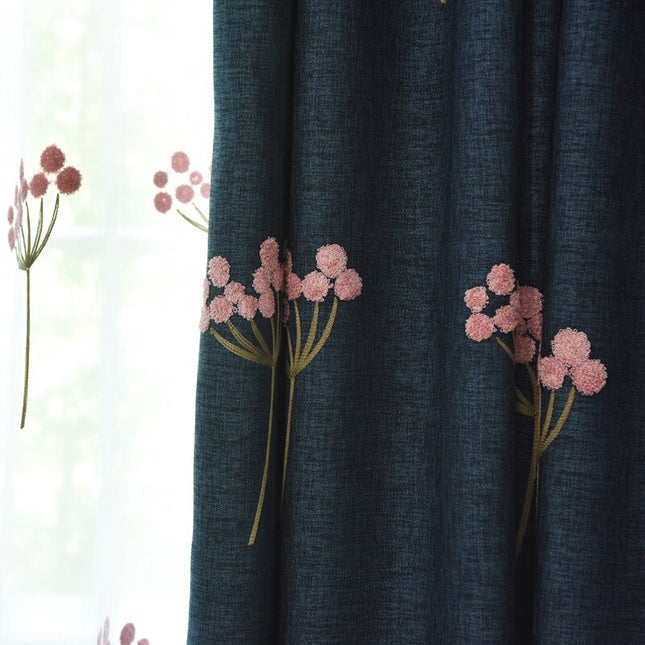 Tunn gardin med dammrosa broderade blommor