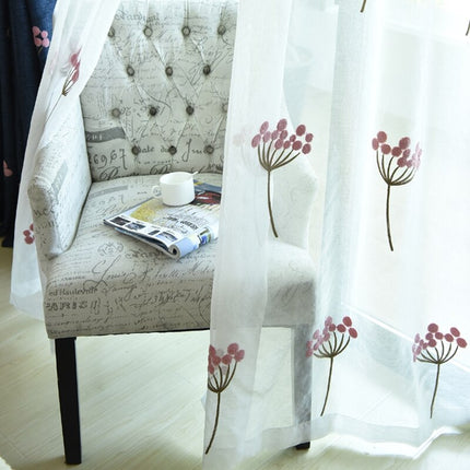 Tunn gardin med dammrosa broderade blommor