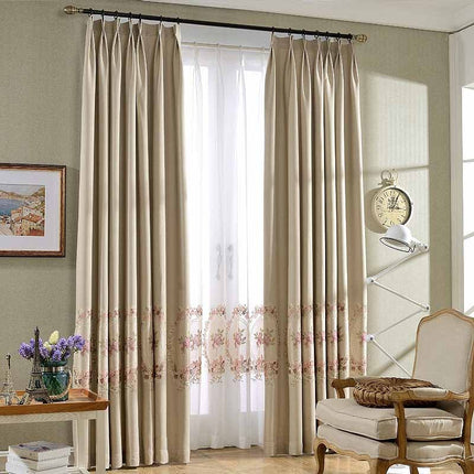 Tunn gardin med broderade rosor