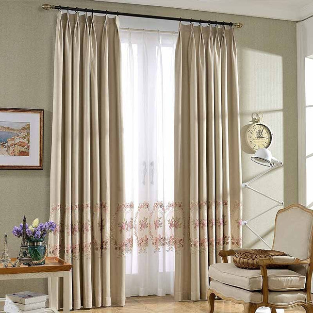 Tunn gardin med broderade rosor