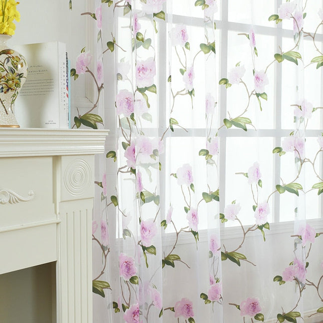 Tunn gardin med rosa blommönster