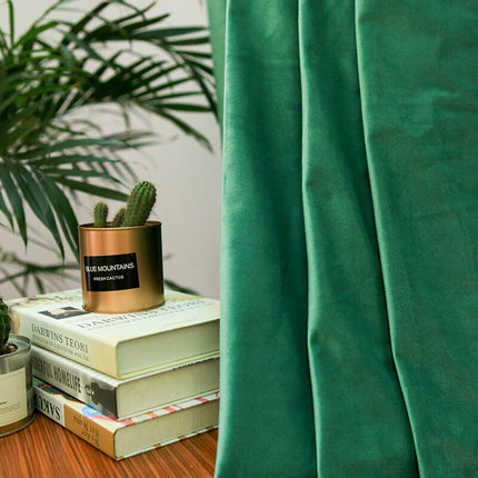 Grangrön mörkläggningsgardin med öglor.