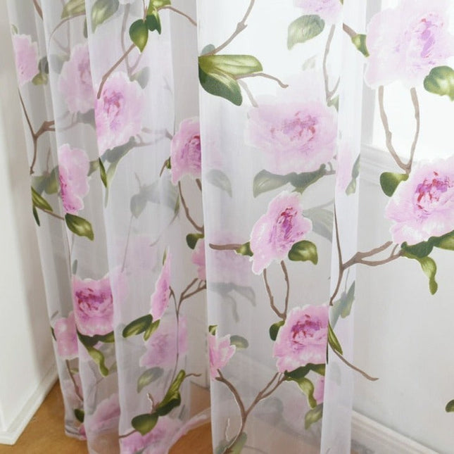 Tunn gardin med rosa blommönster