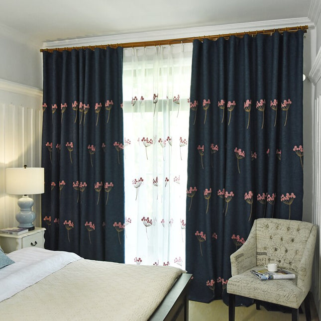 Tunn gardin med dammrosa broderade blommor