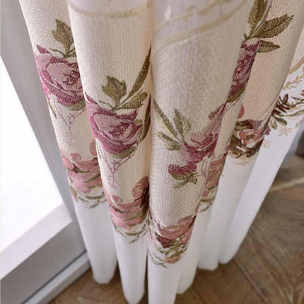 Tunn gardin med broderade rosor