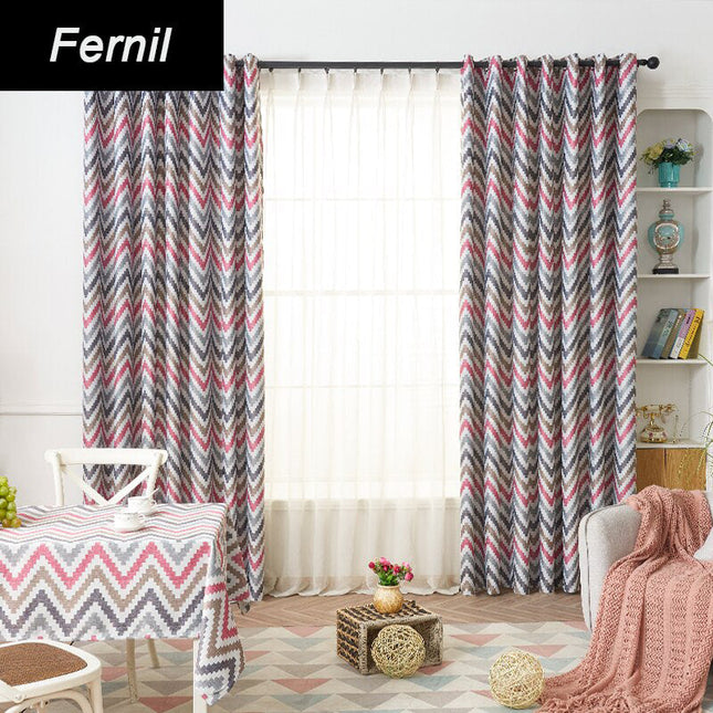 Vinröd mörkläggningsgardin med chevronmönster
