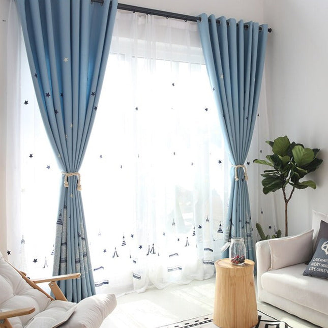 Voilegardin med marint broderat mönster