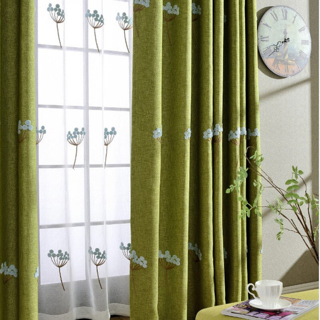 Anisgrön mörkläggningsgardin med broderi.