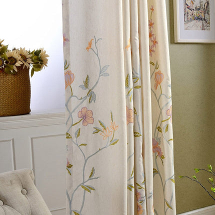 Gardin med broderade blommande grenar