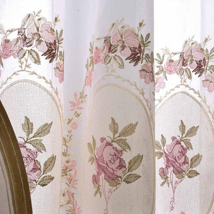 Tunn gardin med broderade rosor