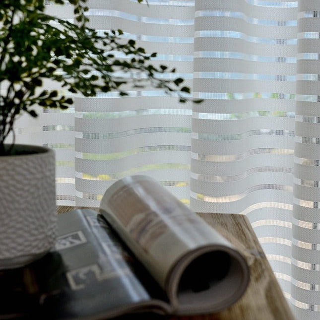 Vitrandig tunn gardin för vardagsrum