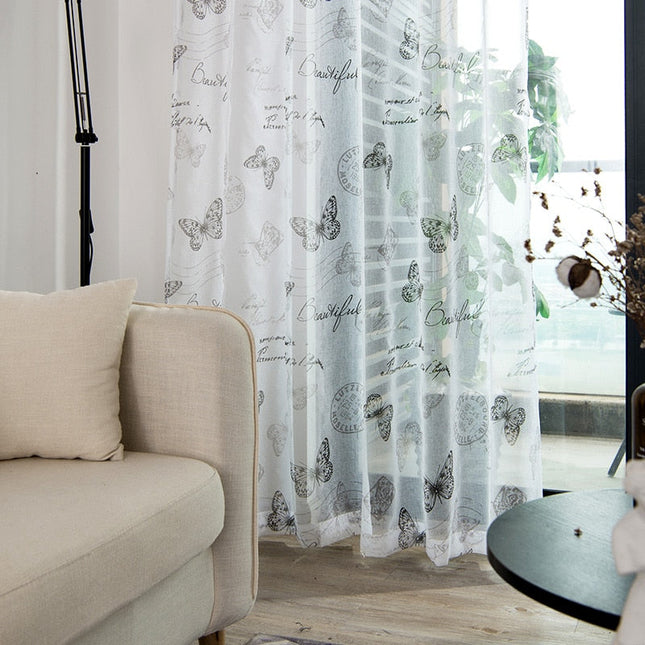 Tunn gardin med mönster av fjärilar