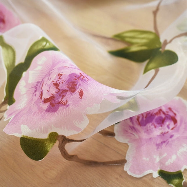 Tunn gardin med rosa blommönster