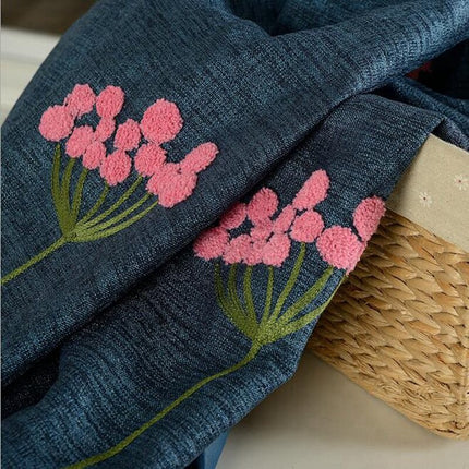 Marinblå mörkläggningsgardin med rosa blommor