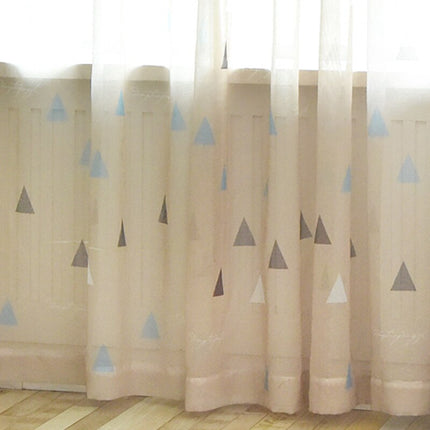 Tunn gardin med grafiskt triangelmönster