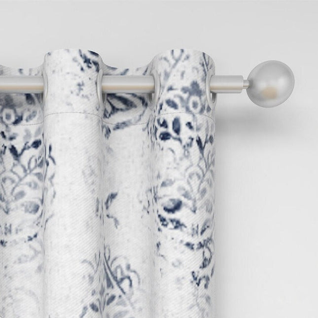 Ljus gardin med elegant blått mönster.