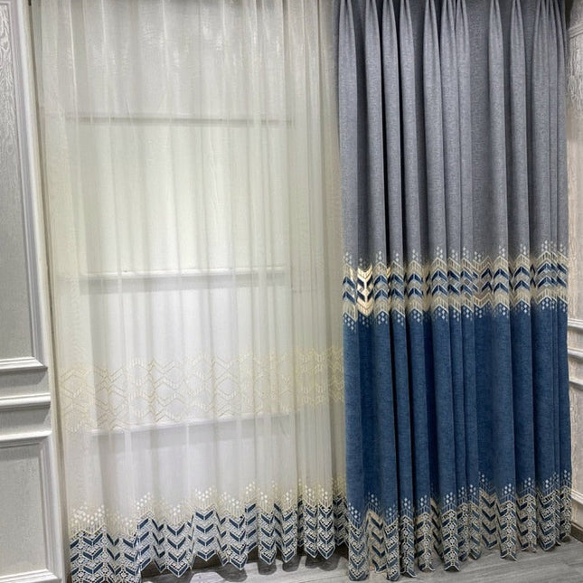 Chenillegardin med broderat geometriskt mönster