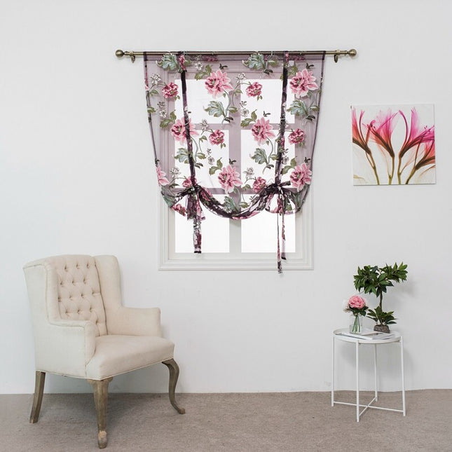 Tunn hissgardin med blommigt lantligt mönster