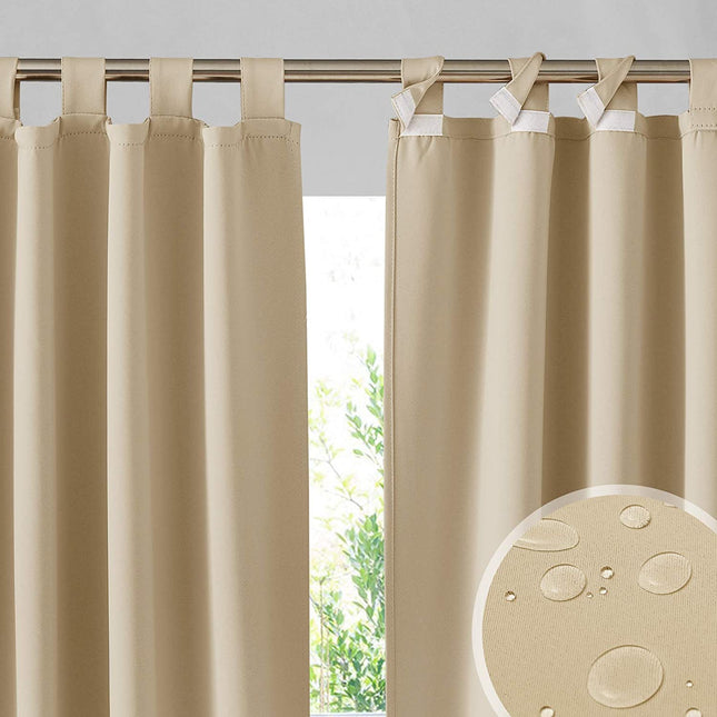 Ljus utomhusgardin med hällor för pergola