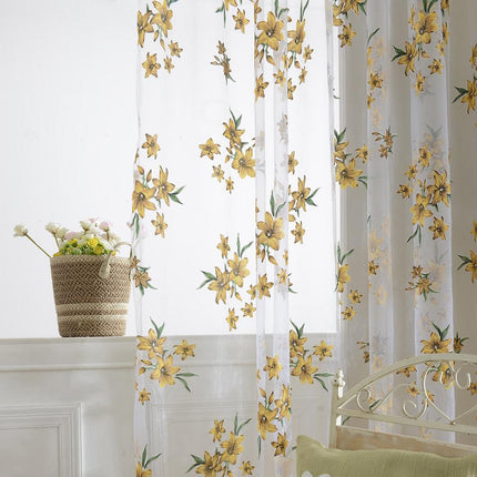 Tunn gardin med vackra broderade blommor