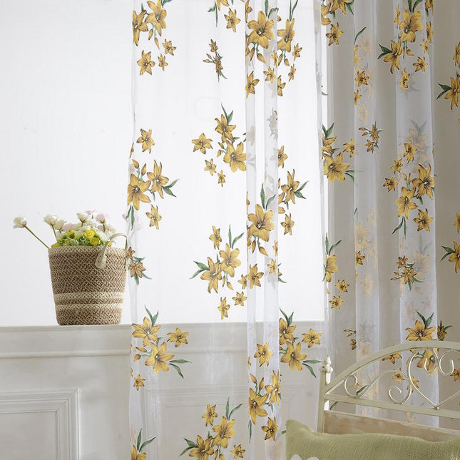 Tunn gardin med vackra broderade blommor