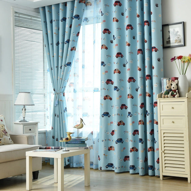 Blå mörkläggningsgardin för barnrum med bilar