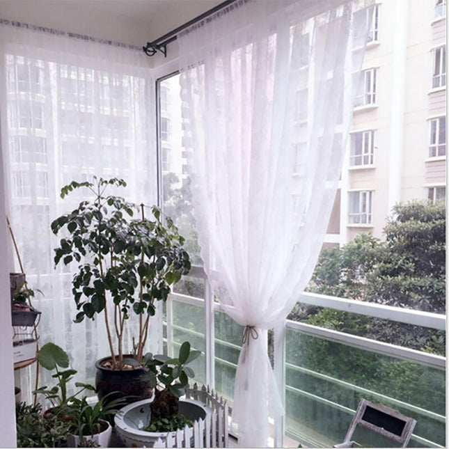 Vit romantisk spetsgardin med vågkant