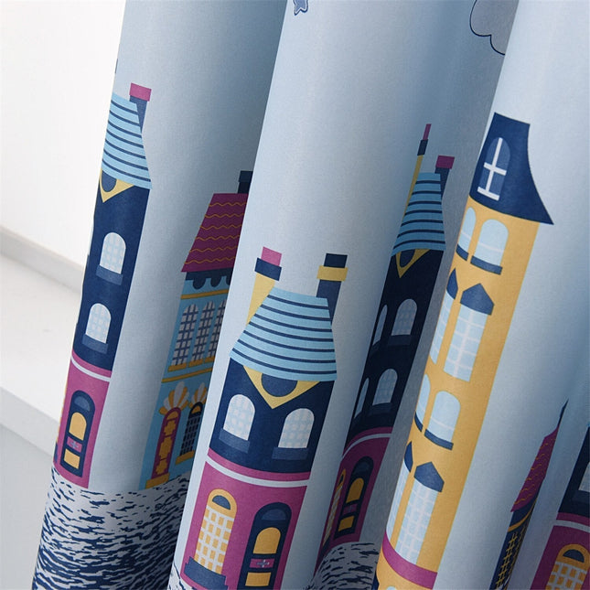 Barngardin med motiv av stad