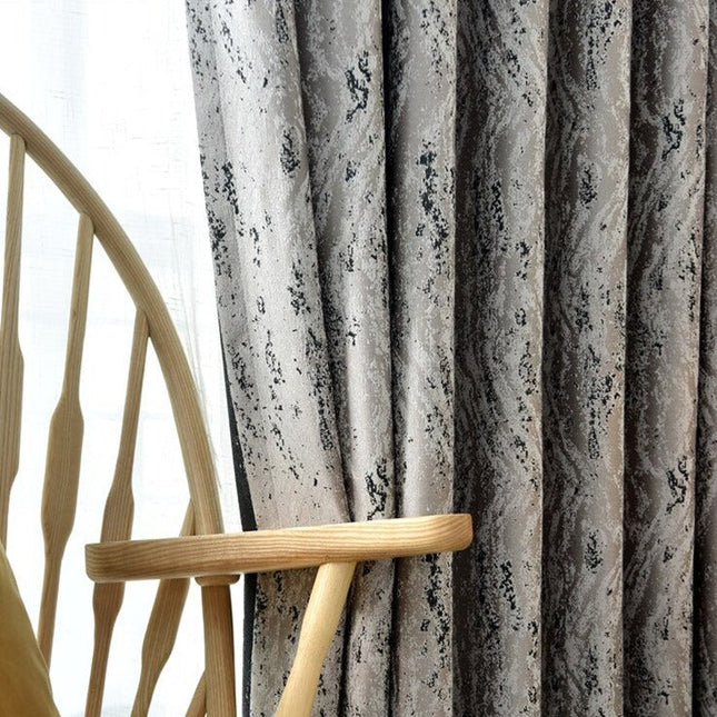 Grå mörkläggningsgardin med modernt mönster