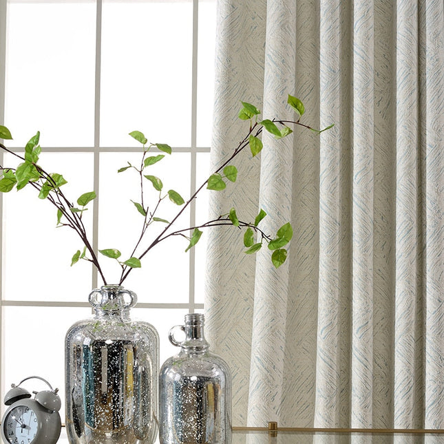 Texturerad mörkläggningsgardin med diskret mönster