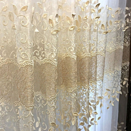 Tunn gardin med guldiga broderade löv