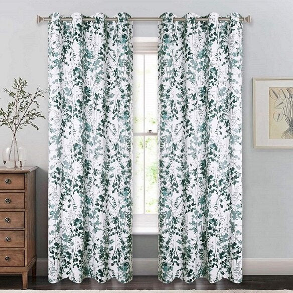 Gardin med lummigt blommönster