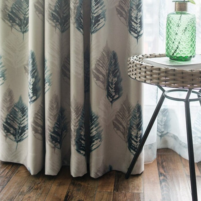 Mörkläggningsgardin med dekorativt fjädermönster