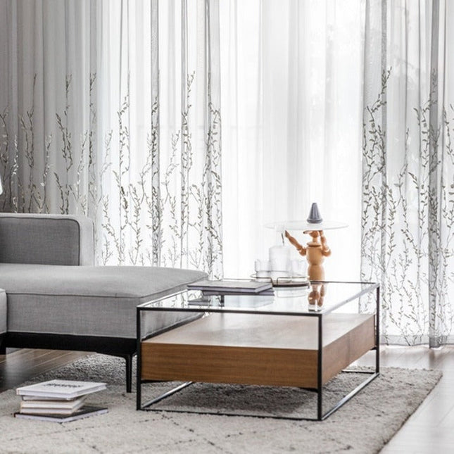 Skir gardin med broderat grenmönster