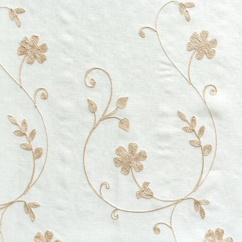 Tunn gardin med broderade blomrankor