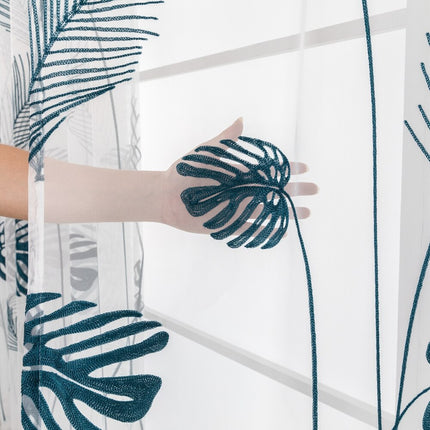 Tunn gardin med botaniskt broderi