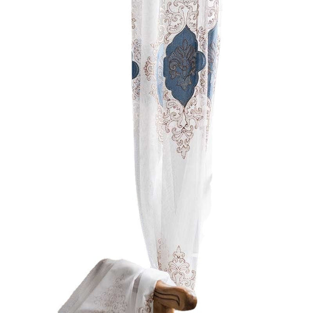 Voilegardin med lyxigt broderat mönster