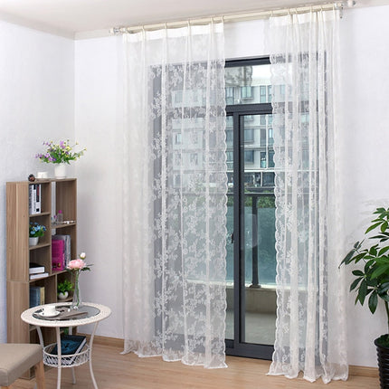 Vit romantisk spetsgardin med vågkant