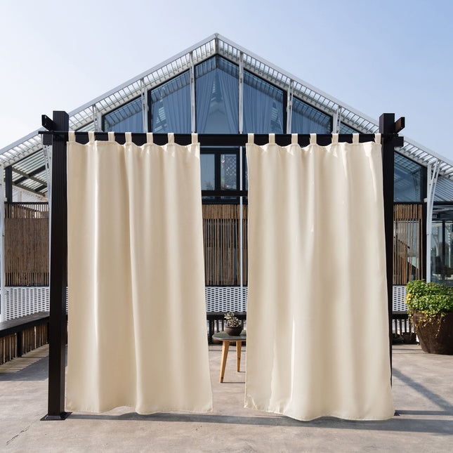 Ljus utomhusgardin med hällor för pergola