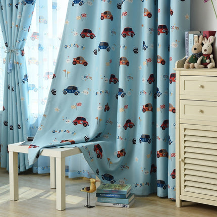 Blå mörkläggningsgardin för barnrum med bilar