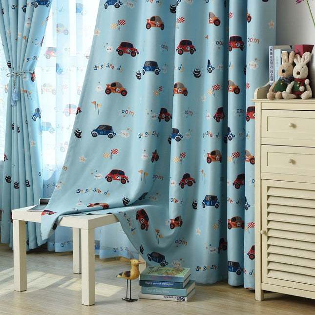 Blå mörkläggningsgardin för barnrum med bilar