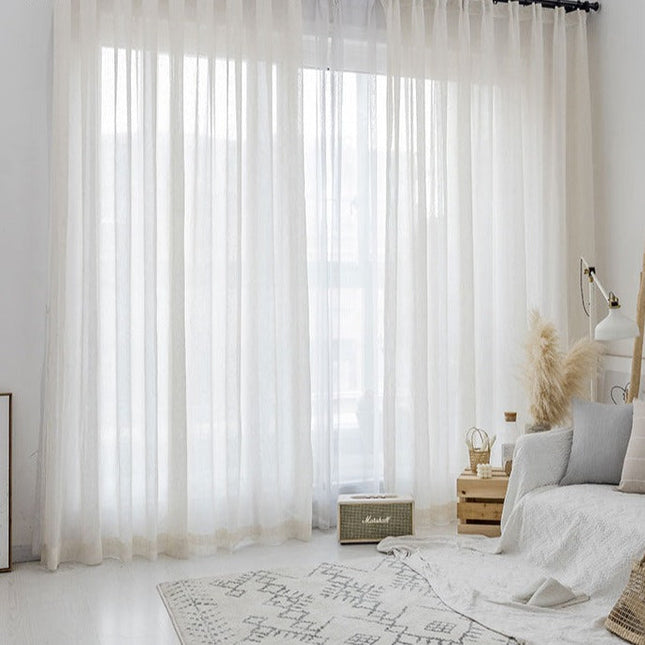 Tunn gardin med naturlig linnekänsla