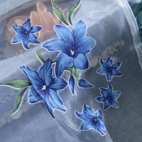 Tunn gardin med vackra broderade blommor