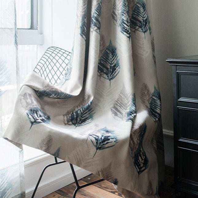 Mörkläggningsgardin med dekorativt fjädermönster