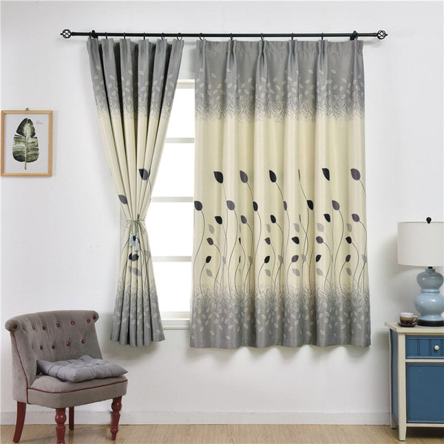 Mönstrad gardin med moderna blad