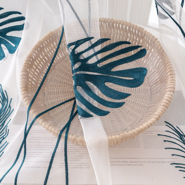 Tunn gardin med botaniskt broderi