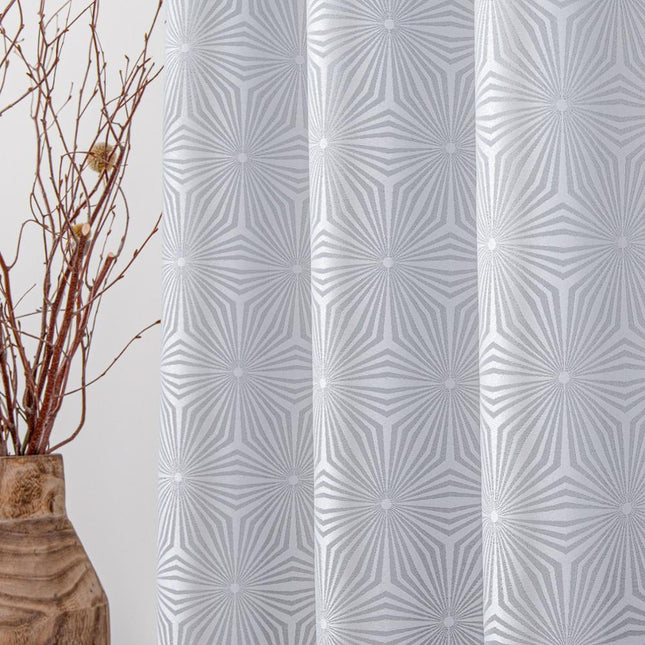 Ljusgrå gardin med geometriskt stjärnmönster