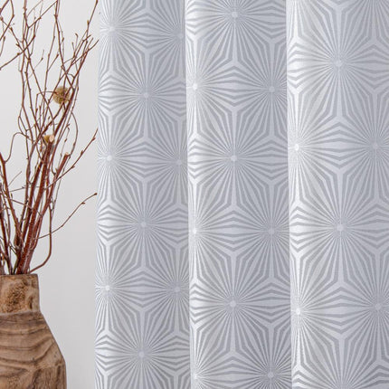 Ljusgrå gardin med geometriskt stjärnmönster