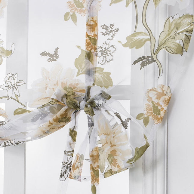 Tunn hissgardin med blommigt lantligt mönster